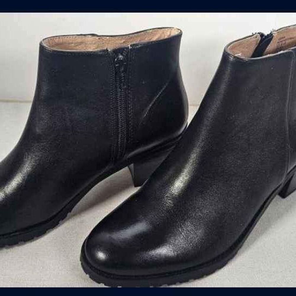 New Women’s Black LandsEnd Ankle Leather Boots -  Size 8.5.